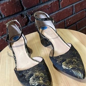 Women shoes sizes 7.5 fast sell black and gold
